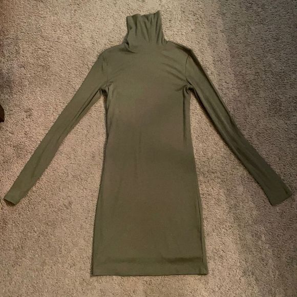 Aritzia Dresses & Skirts - Aritzia Sunday best XS turtle neck dress